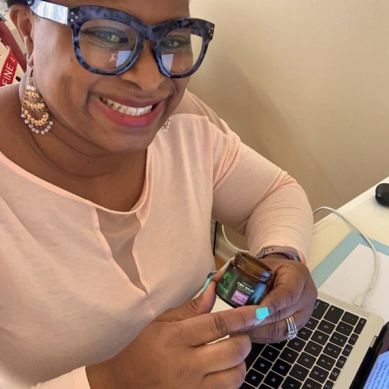BLACK-BUSINESS-WOMAN-HOLDING-MODAE-CBD-BALM BLACK-BUSINESS-WOMAN-HOLDING-MODAE-CBD-BALM