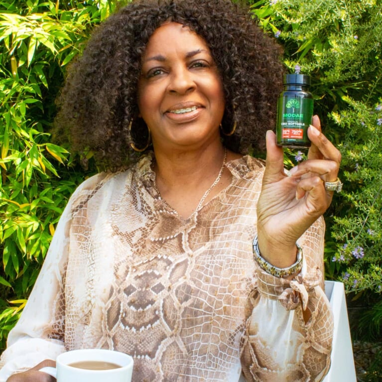BLACK-WOMAN-OUTDOORS-WITH-MODAE-CBD-SOFTGEL-CURCUMIN BLACK-WOMAN-OUTDOORS-WITH-MODAE-CBD-SOFTGEL-CURCUMIN